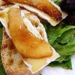 Crostini con brie pere e nocciole