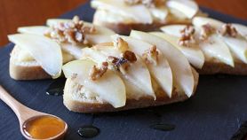 Crostini brie, pere e nocciole