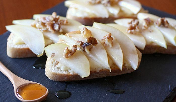 Crostini brie, pere e nocciole