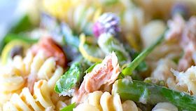 Eliche con asparagi e salmone