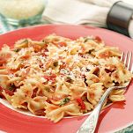 Farfalle con peperoni e basilico