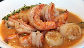 Gamberi e capesante all'aglio