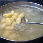 Gnocchi con asparagi e gamberetti