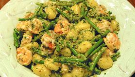 Gnocchi con asparagi e gamberetti