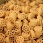 Insalata di pasta con rucola e pomodori