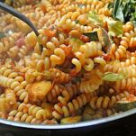 Insalata di pasta e mare