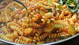 Insalata di pasta e mare