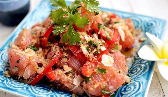 Insalata di pesce con pomelo