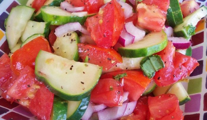 Insalata di pomodori cetrioli e cipolla