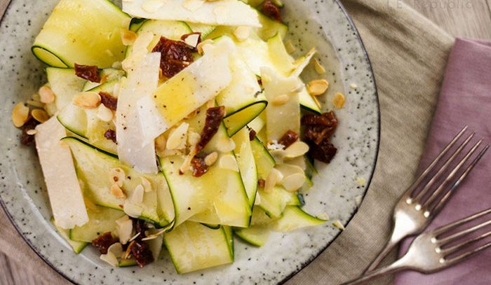 Insalata di zucchine crude allo yogurt