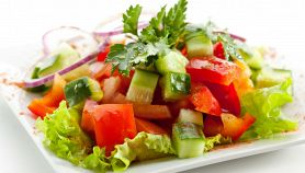 Insalata di cetrioli e pomodori con cipolla