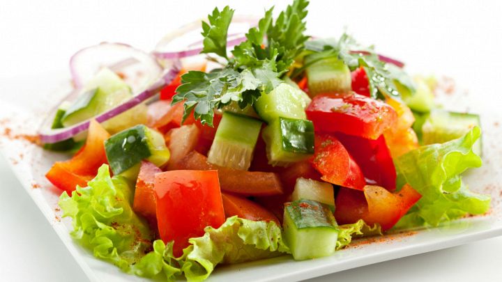 Insalata di cetrioli e pomodori con cipolla