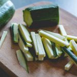 Tagliare zucchine a bastoncini