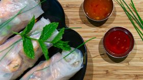 Piatto con involtini di gamberi