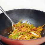 Cuocere carote e zucchine in padella