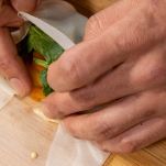 Arrotolare carta di riso