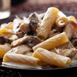 Maccheroncini con ragù di vitello e funghi