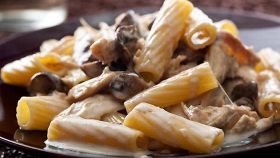 Maccheroni al ragù di vitello e funghi