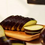 Tagliere con melanzane a fette