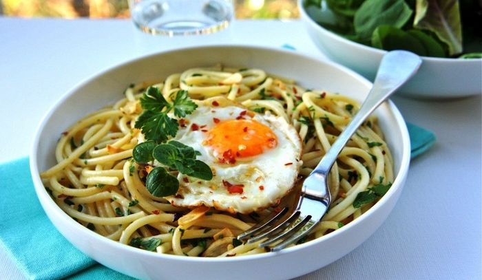 Pasta con l'uovo fritto