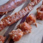 Pasticcio di pane, salsiccia e cipolle