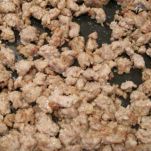 Pasticcio di pane, salsiccia e cipolle