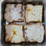 Pasticcio di pane, salsiccia e cipolle