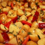 Patate al forno con peperoni e olive