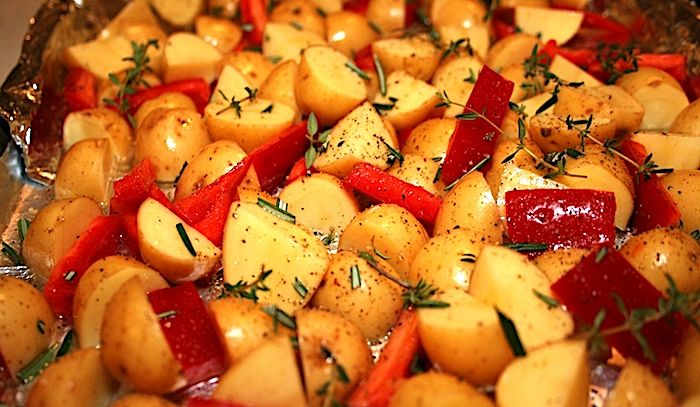 Patate al forno con peperoni e olive
