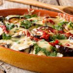 Melanzane, pomodoro ed erbe cotte nella pirofila al forno