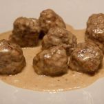 Polpette di maiale con salsa di arachidi