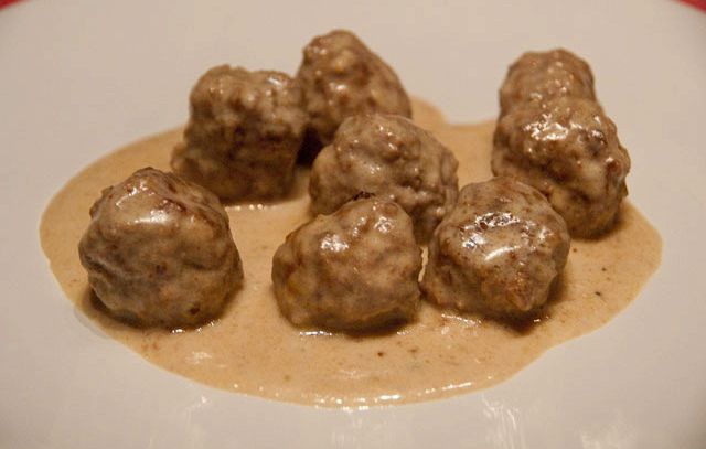 Polpette di maiale morbide con salsa di arachidi