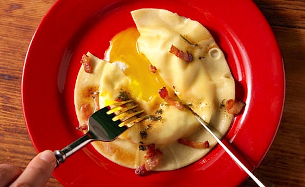 Ravioloni di ricotta e tuorlo d'uovo