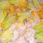 Risotto con fiori di zucca e trota