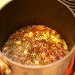 Risotto con salsiccia, verza e salsa di cipolle