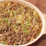 Risotto con salsiccia, verza e salsa di cipolle