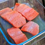 Salmone gratinato con la salsa di yogurt