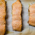 Salmone gratinato con la salsa di yogurt