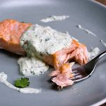 Salmone gratinato con la salsa di yogurt