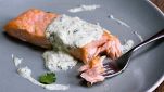 Salmone al forno gratinato con salsa di yogurt
