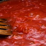 Padella con salsa di pomodoro che cuoce
