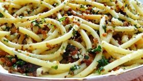 Spaghetti aglio, olio e pane fritto