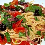 Spaghetti con olive e bresaola