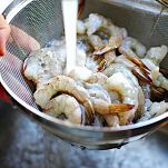 Spaghetti con scampi e perle di verdura