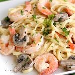 Spaghetti con scampi e perle di verdura