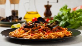 Piatto con spaghetti conditi con pomodoro e cozze
