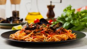 Piatto con spaghetti conditi con pomodoro e cozze