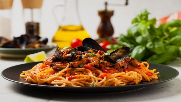 Piatto con spaghetti conditi con pomodoro e cozze