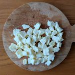tagliare mozzarella a cubetti