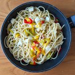 spaghetti con il condimento in padella